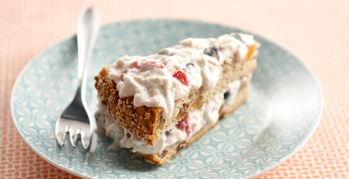 Delicatesse bol tompouce, met mousse van rood fruit en geitenkaas