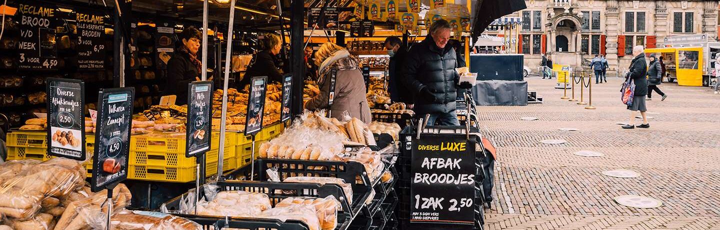 Vader, moeder en zoon Koelewijn staan samen op de markt