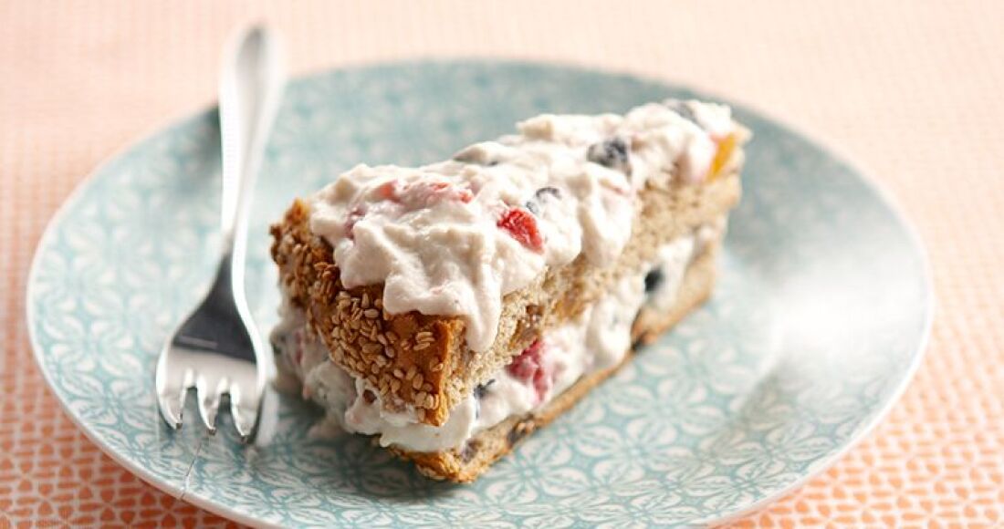 Delicatesse bol tompouce, met mousse van rood fruit en geitenkaas