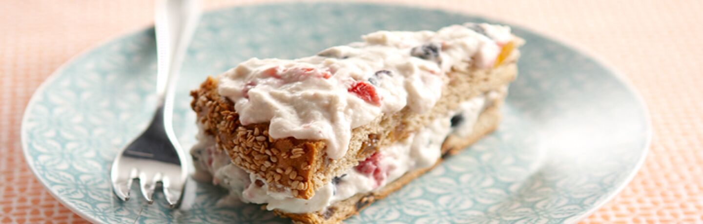 Delicatesse bol tompouce, met mousse van rood fruit en geitenkaas
